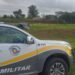 TOR prende criminoso por furto e direção perigosa #PraCegoVer viatura da Polícia Militar Rodoviária aparece no acostamento de uma área verde durante ocorrência na SP-340, em Jaguariúna, com carro envolvido na fuga ao fundo próximo à vegetação
