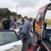 mulher encontrada com vida em porta-malas #PraCegoVer agentes da Guarda Municipal, policiais e bombeiros atendem uma vítima ao lado de um carro branco e de uma ambulância do Corpo de Bombeiros em uma via molhada