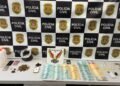 operação Spazio contra disque-entrega de drogas #PraCegoVer imagem mostra mesa com dinheiro em espécie, celulares, drogas, cartões bancários, galões de lança-perfume, balança de precisão e outros objetos apreendidos pela Polícia Civil em Americana