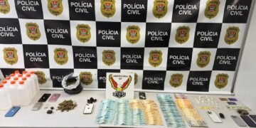 operação Spazio contra disque-entrega de drogas #PraCegoVer imagem mostra mesa com dinheiro em espécie, celulares, drogas, cartões bancários, galões de lança-perfume, balança de precisão e outros objetos apreendidos pela Polícia Civil em Americana