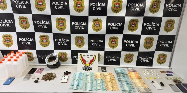operação Spazio contra disque-entrega de drogas #PraCegoVer imagem mostra mesa com dinheiro em espécie, celulares, drogas, cartões bancários, galões de lança-perfume, balança de precisão e outros objetos apreendidos pela Polícia Civil em Americana