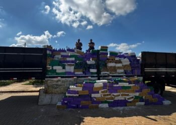 PM apreende 24 toneladas de drogas em rodovia #PraCegoVer imagem mostra cédulas de dinheiro, tablet e aparelhos celulares apreendidos durante ocorrência policial.