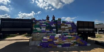 PM apreende 24 toneladas de drogas em rodovia #PraCegoVer imagem mostra cédulas de dinheiro, tablet e aparelhos celulares apreendidos durante ocorrência policial.