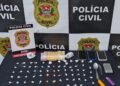 operação Open Doors III contra o tráfico de drogas #PraCegoVer: imagem mostra materiais apreendidos sobre uma mesa, com porções de drogas embaladas, dinheiro em espécie, três celulares, balança de precisão, colher, faca e isqueiros, diante de um painel da Polícia Civil de São Paulo e placa da DISE de Votuporanga.