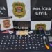 operação Open Doors III contra o tráfico de drogas #PraCegoVer: imagem mostra materiais apreendidos sobre uma mesa, com porções de drogas embaladas, dinheiro em espécie, três celulares, balança de precisão, colher, faca e isqueiros, diante de um painel da Polícia Civil de São Paulo e placa da DISE de Votuporanga.