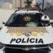 tráfico em ônibus na Marginal Tietê #PraCegoVer imagem mostra uma viatura da Polícia Militar com centenas de cápsulas de cocaína organizadas sobre o capô, além de uma camiseta do Policiamento de Trânsito, um capacete policial e uma sacola com mais cápsulas apreendidas