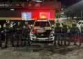PM prende boliviano por tráfico internacional na Marginal Tietê #PraCegoVer: a imagem mostra uma equipe da Polícia Militar de Trânsito posicionada em frente à base policial na Marginal Tietê, em São Paulo, ao lado de viaturas e com tabletes de maconha expostos sobre o capô de um veículo oficial durante a Operação Fim da Linha.