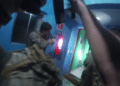 **Text Alt:** dupla investigada por roubo em Piracicaba é presa pela DEIC #PraCegoVer: policiais civis armados realizam entrada tática em imóvel durante operação de captura na cidade de São Paulo