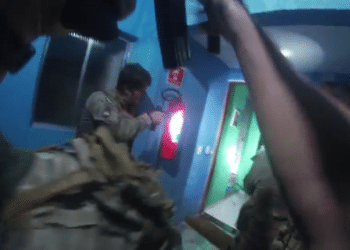 **Text Alt:** dupla investigada por roubo em Piracicaba é presa pela DEIC #PraCegoVer: policiais civis armados realizam entrada tática em imóvel durante operação de captura na cidade de São Paulo