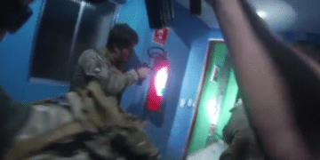 **Text Alt:** dupla investigada por roubo em Piracicaba é presa pela DEIC #PraCegoVer: policiais civis armados realizam entrada tática em imóvel durante operação de captura na cidade de São Paulo