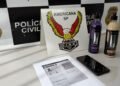 operação Espanha em Santa Bárbara d’Oeste #PraCegoVer: mesa da DISE de Americana com produtos automotivos recuperados, celular apreendido e documento policial durante ação de furto qualificado