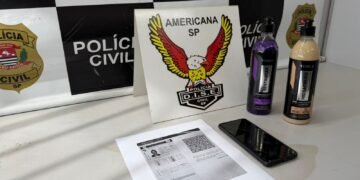 operação Espanha em Santa Bárbara d’Oeste #PraCegoVer: mesa da DISE de Americana com produtos automotivos recuperados, celular apreendido e documento policial durante ação de furto qualificado