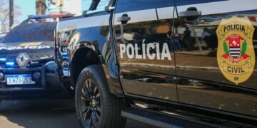 Dope prende mulher investigada por lavagem de dinheiro do tráfico internacional de drogas #PraCegoVer: viaturas da Polícia Civil de São Paulo durante operação do Dope contra organização criminosa ligada ao tráfico internacional de drogas.