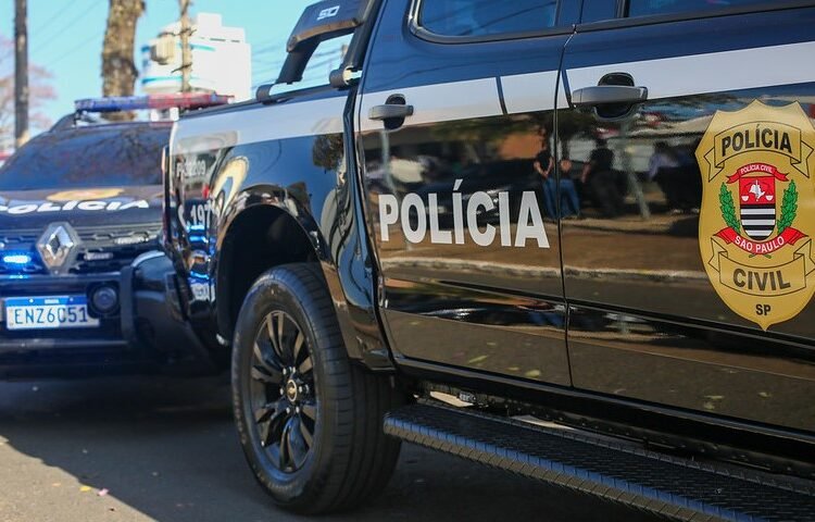Dope prende mulher investigada por lavagem de dinheiro do tráfico internacional de drogas #PraCegoVer: viaturas da Polícia Civil de São Paulo durante operação do Dope contra organização criminosa ligada ao tráfico internacional de drogas.