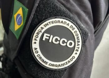 FICCO prende suspeito de integrar facção criminosa em São Bernardo do Campo #PraCegoVer: equipes policiais participam de operação integrada que resultou na prisão de foragido da Justiça em São Paulo.