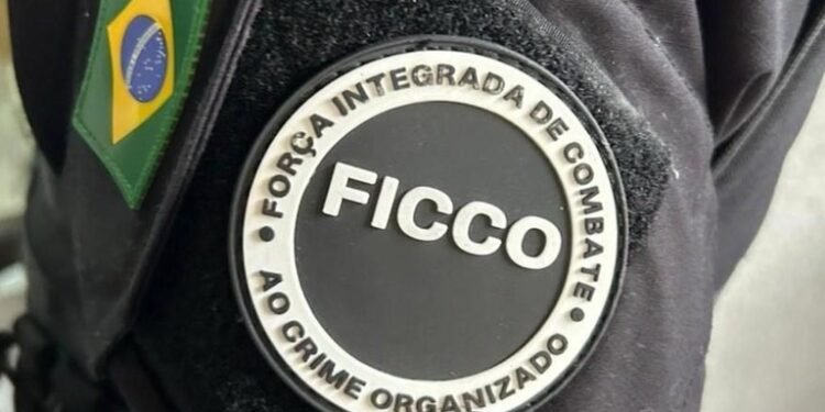 FICCO prende suspeito de integrar facção criminosa em São Bernardo do Campo #PraCegoVer: equipes policiais participam de operação integrada que resultou na prisão de foragido da Justiça em São Paulo.