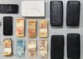 **Text Alt:** Força Tática apreende mais de 5 kg de drogas em Catanduva #PraCegoVer: mesa com tijolos de drogas embalados, dinheiro em espécie, celulares e chave de veículo apreendidos pela Polícia Militar durante ocorrência de tráfico de drogas
