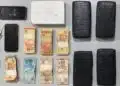 **Text Alt:** Força Tática apreende mais de 5 kg de drogas em Catanduva #PraCegoVer: mesa com tijolos de drogas embalados, dinheiro em espécie, celulares e chave de veículo apreendidos pela Polícia Militar durante ocorrência de tráfico de drogas