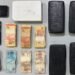 **Text Alt:** Força Tática apreende mais de 5 kg de drogas em Catanduva #PraCegoVer: mesa com tijolos de drogas embalados, dinheiro em espécie, celulares e chave de veículo apreendidos pela Polícia Militar durante ocorrência de tráfico de drogas