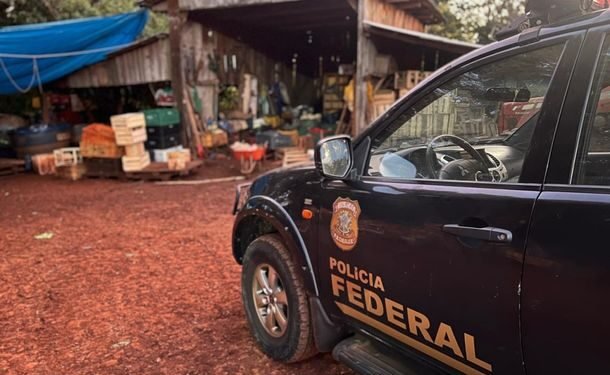 operação De Lunes a Lunes contra trabalho escravo no Paraná #PraCegoVer: agentes da Polícia Federal durante ação de fiscalização em imóvel onde famílias estrangeiras foram resgatadas em condições degradantes no Paraná.
