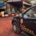 operação De Lunes a Lunes contra trabalho escravo no Paraná #PraCegoVer: agentes da Polícia Federal durante ação de fiscalização em imóvel onde famílias estrangeiras foram resgatadas em condições degradantes no Paraná.