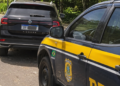 PRF apreende veículo com compartimento secreto #PraCegoVer carro abordado durante fiscalização policial na rodovia, onde foram encontrados dinheiro, dólares e cocaína em um compartimento oculto.