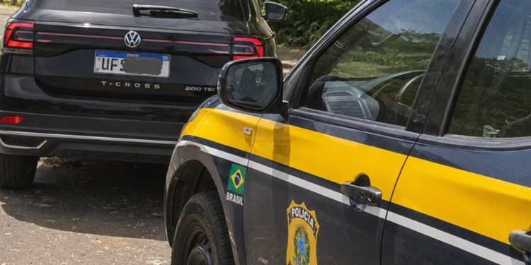 PRF apreende veículo com compartimento secreto #PraCegoVer carro abordado durante fiscalização policial na rodovia, onde foram encontrados dinheiro, dólares e cocaína em um compartimento oculto.