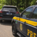 PRF apreende veículo com compartimento secreto #PraCegoVer carro abordado durante fiscalização policial na rodovia, onde foram encontrados dinheiro, dólares e cocaína em um compartimento oculto.