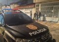 Polícia Civil prende 10 suspeitos na Operação SP Advocacia Mais Segura #PraCegoVer: viatura da Polícia Civil estacionada em frente a residência durante cumprimento de mandados contra quadrilha investigada por golpe do falso advogado em São Paulo.
