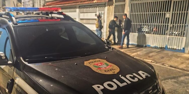 Polícia Civil prende 10 suspeitos na Operação SP Advocacia Mais Segura #PraCegoVer: viatura da Polícia Civil estacionada em frente a residência durante cumprimento de mandados contra quadrilha investigada por golpe do falso advogado em São Paulo.