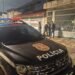Polícia Civil prende 10 suspeitos na Operação SP Advocacia Mais Segura #PraCegoVer: viatura da Polícia Civil estacionada em frente a residência durante cumprimento de mandados contra quadrilha investigada por golpe do falso advogado em São Paulo.