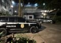 Polícia Civil prende quadrilha investigada por golpes bancários na Operação Fake Manager #PraCegoVer: viaturas da Polícia Civil estacionadas em área externa durante operação noturna contra crimes cibernéticos em ação interestadual.