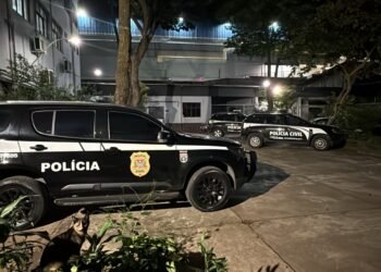 Polícia Civil prende quadrilha investigada por golpes bancários na Operação Fake Manager #PraCegoVer: viaturas da Polícia Civil estacionadas em área externa durante operação noturna contra crimes cibernéticos em ação interestadual.