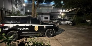 Polícia Civil prende quadrilha investigada por golpes bancários na Operação Fake Manager #PraCegoVer: viaturas da Polícia Civil estacionadas em área externa durante operação noturna contra crimes cibernéticos em ação interestadual.