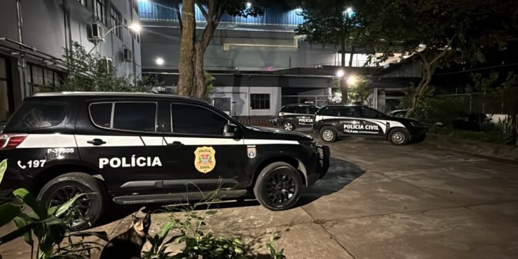 Polícia Civil prende quadrilha investigada por golpes bancários na Operação Fake Manager #PraCegoVer: viaturas da Polícia Civil estacionadas em área externa durante operação noturna contra crimes cibernéticos em ação interestadual.