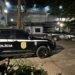 Polícia Civil prende quadrilha investigada por golpes bancários na Operação Fake Manager #PraCegoVer: viaturas da Polícia Civil estacionadas em área externa durante operação noturna contra crimes cibernéticos em ação interestadual.