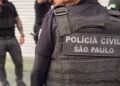 Polícia Civil prende suspeitos de roubo de canetas emagrecedoras em farmácias da Grande São Paulo #PraCegoVer: policial civil com colete da corporação durante operação contra criminosos investigados por roubos de medicamentos em farmácias.