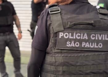 Polícia Civil prende suspeitos de roubo de canetas emagrecedoras em farmácias da Grande São Paulo #PraCegoVer: policial civil com colete da corporação durante operação contra criminosos investigados por roubos de medicamentos em farmácias.