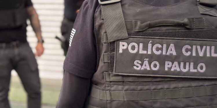 Polícia Civil prende suspeitos de roubo de canetas emagrecedoras em farmácias da Grande São Paulo #PraCegoVer: policial civil com colete da corporação durante operação contra criminosos investigados por roubos de medicamentos em farmácias.