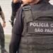 Polícia Civil prende suspeitos de roubo de canetas emagrecedoras em farmácias da Grande São Paulo #PraCegoVer: policial civil com colete da corporação durante operação contra criminosos investigados por roubos de medicamentos em farmácias.