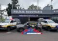TOR prende homem com 270 quilos de drogas na rodovia Raposo Tavares #PraCegoVer: viaturas da Polícia Militar Rodoviária posicionadas em frente à base policial com carro apreendido e tabletes de drogas durante operação em Presidente Venceslau.