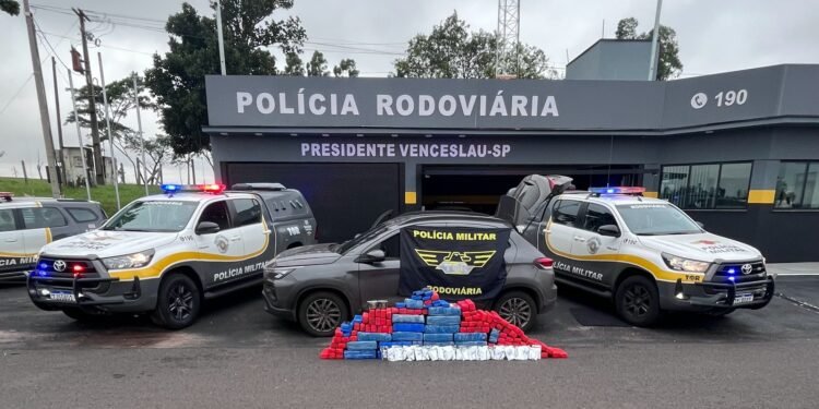 TOR prende homem com 270 quilos de drogas na rodovia Raposo Tavares #PraCegoVer: viaturas da Polícia Militar Rodoviária posicionadas em frente à base policial com carro apreendido e tabletes de drogas durante operação em Presidente Venceslau.
