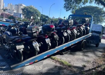 mega operação Cavalo de Aço #PraCegoVer: imagem mostra caminhão-guincho carregado com diversas motocicletas removidas durante fiscalização do CPTran em São Paulo.