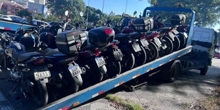 mega operação Cavalo de Aço #PraCegoVer: imagem mostra caminhão-guincho carregado com diversas motocicletas removidas durante fiscalização do CPTran em São Paulo.