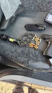 mega operação Cavalo de Aço #PraCegoVer: imagem mostra pistola, munições, soco-inglês e lanterna apreendidos pela Polícia Militar durante fiscalização de motocicletas em São Paulo.