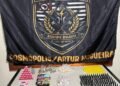 Polícia Militar apreende drogas na Rua Valter Dester #PraCegoVer imagem mostra drogas apreendidas e dinheiro sobre uma superfície após ocorrência policial em Cosmópolis
