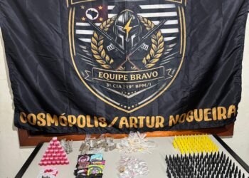Polícia Militar apreende drogas na Rua Valter Dester #PraCegoVer imagem mostra drogas apreendidas e dinheiro sobre uma superfície após ocorrência policial em Cosmópolis