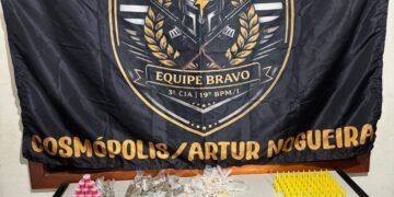 Polícia Militar apreende drogas na Rua Valter Dester #PraCegoVer imagem mostra drogas apreendidas e dinheiro sobre uma superfície após ocorrência policial em Cosmópolis