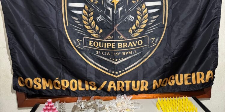 Polícia Militar apreende drogas na Rua Valter Dester #PraCegoVer imagem mostra drogas apreendidas e dinheiro sobre uma superfície após ocorrência policial em Cosmópolis