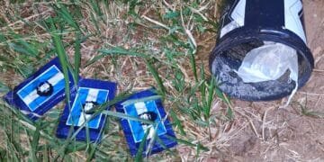 DISE apreende cocaína enterrada em canavial #PraCegoVer imagem mostra material apreendido pela Polícia Civil após ação com apoio de cão farejador em área rural